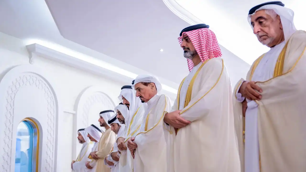حاكم عجمان وولي عهده يشاركان في صلاة عيد الأضحى بمسجد قصر الزاهر